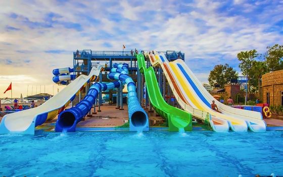 Giá tốt. OEM Aqua Park Nước Trẻ em Trò chơi Thể thao Thể thao giải trí Bể bơi xoắn ốc trực tuyến