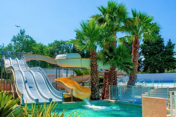 Độ cao 5m Công viên nước nước ngoài Bể bơi Chủ đề nước Vòng xoắn ốc slide sợi thủy tinh