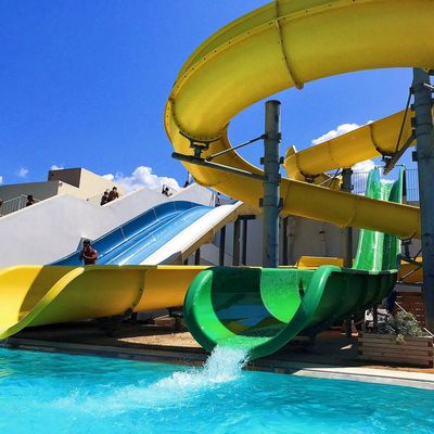 Đường trượt hồ bơi sợi thủy tinh rộng 5-12 mét cho khách hàng giao thông đường bộ