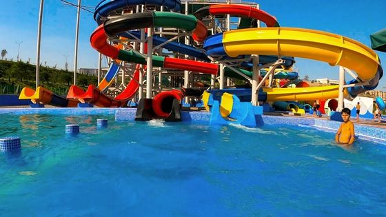 Thiết bị bể bơi Máy trượt xoắn ốc nhỏ cho sân chơi ngoài trời thương mại