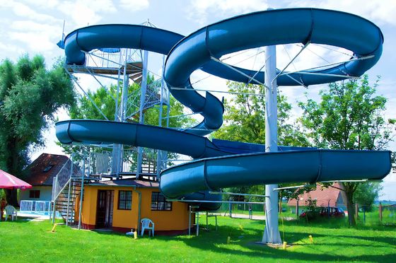 Giá tốt. OEM sân chơi nước sân chơi bể bơi thiết bị thủy tinh slide trực tuyến