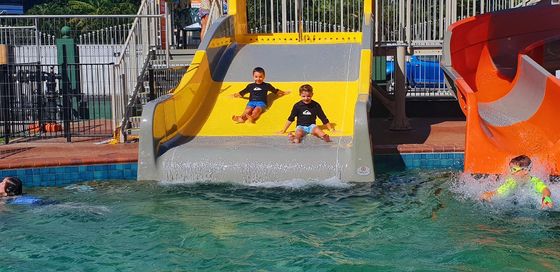 Giá tốt. Nhà trên bể bơi thủy tinh slide nước cho trẻ em chơi trò chơi nước trực tuyến