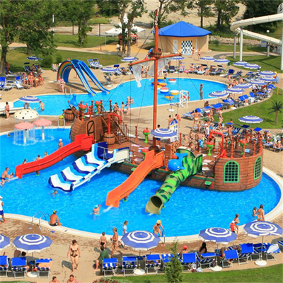 Khu vui chơi dưới nước Aqua Park dành cho trẻ em nổi tiếng, hồ bơi tàu cướp biển, cầu trượt với khu vực văng nước